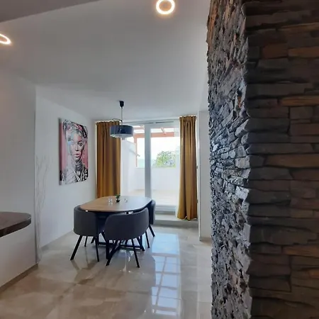 Njivice, Otok Krk, Dora 奈维斯